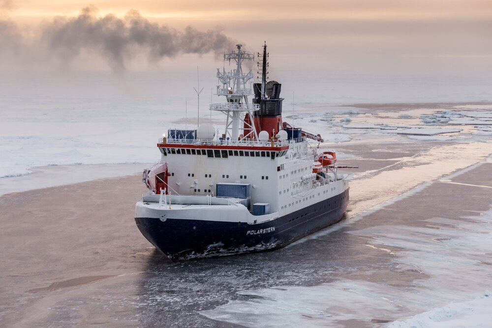 Das deutsche Forschungsschiff Polarstern in der zentralen Arktis